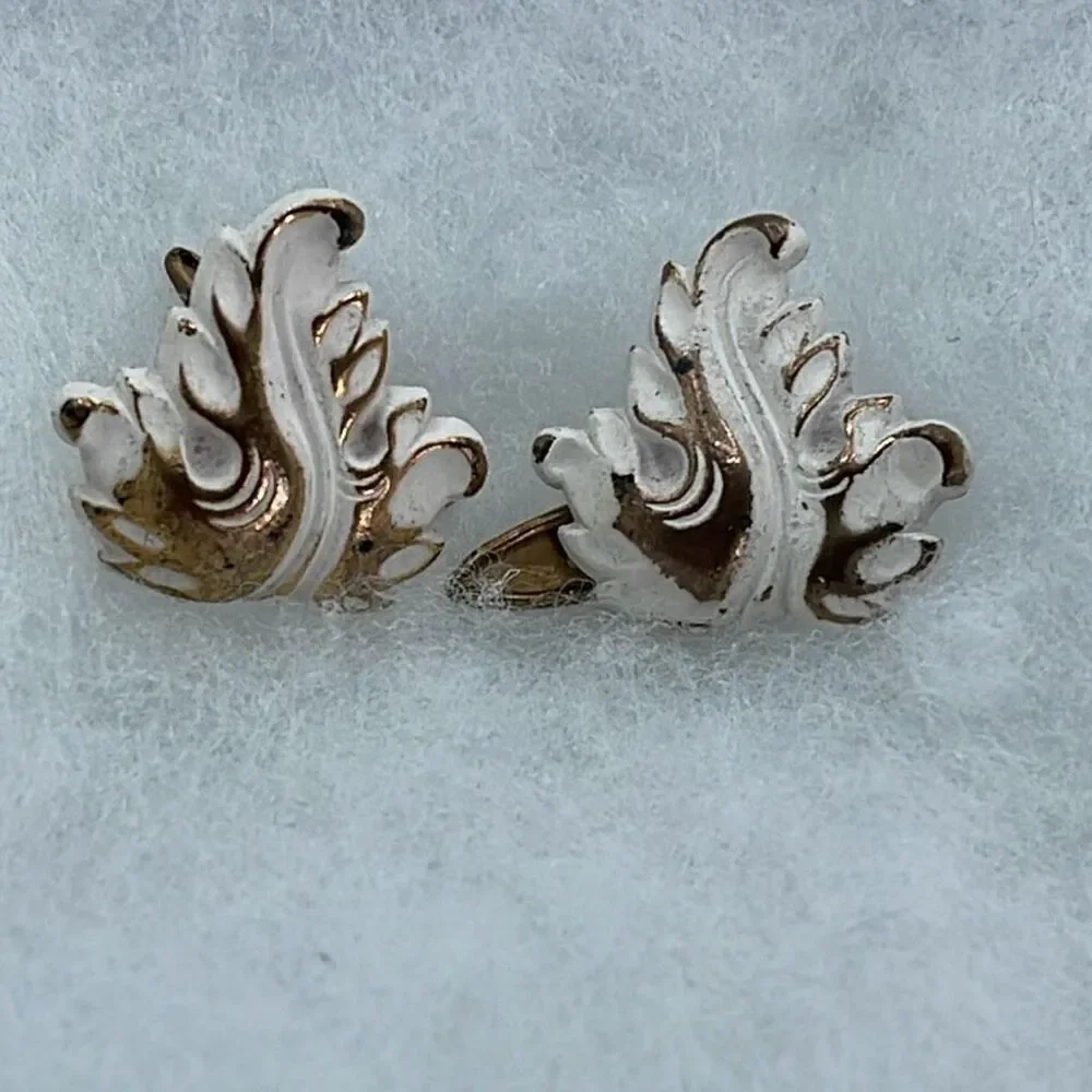 Vintage ornate plumes cuff links in white & gold
